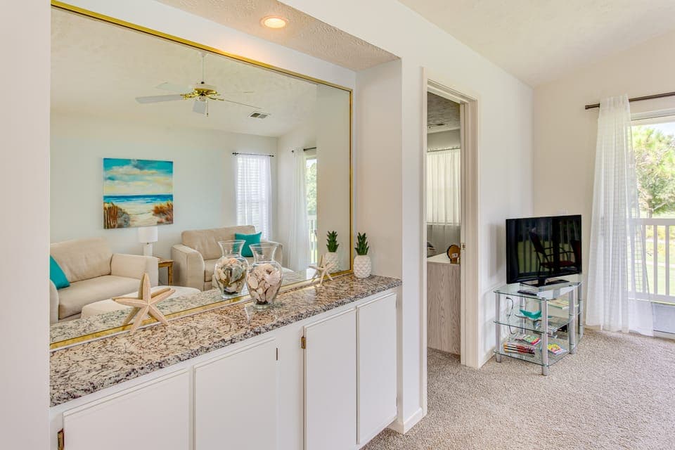 Screened Porch & Community Perks: Myrtle Beach Gem Apartment in Carolina Forest