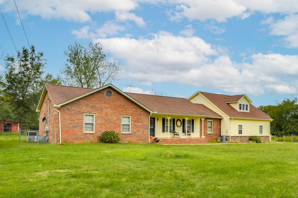 Large Yard & Basketball Hoop: Murfreesboro Home! House in Tennessee