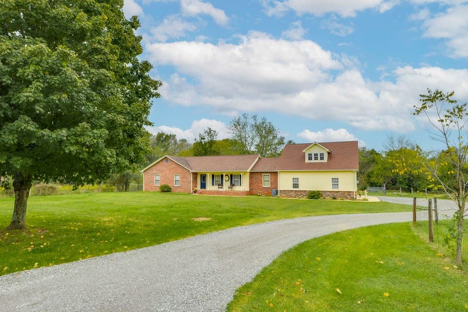 Large Yard & Basketball Hoop: Murfreesboro Home! House in Tennessee