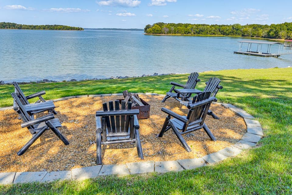 'Edgewater on Kentucky Lake' w/ Hot Tub & Games House in Lake Barkley
