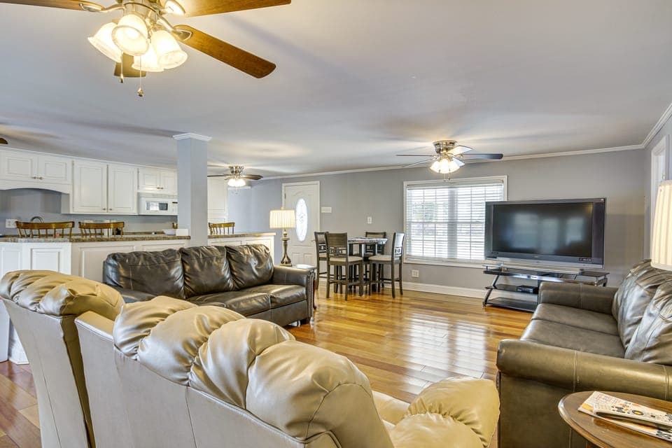 Walk to Marina! Prosperity Home w/ Screened Porch House in Leesville