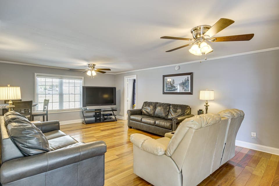 Walk to Marina! Prosperity Home w/ Screened Porch House in Leesville