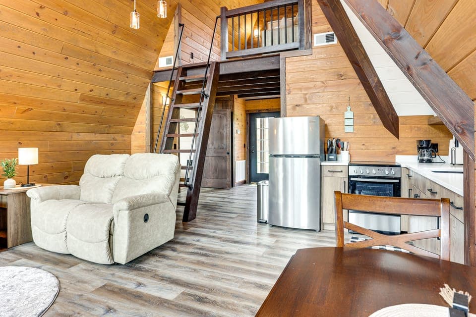 Hot Tub, Fire Pit, BBQ, On-Site Pond: Kenton Cabin House in Tennessee