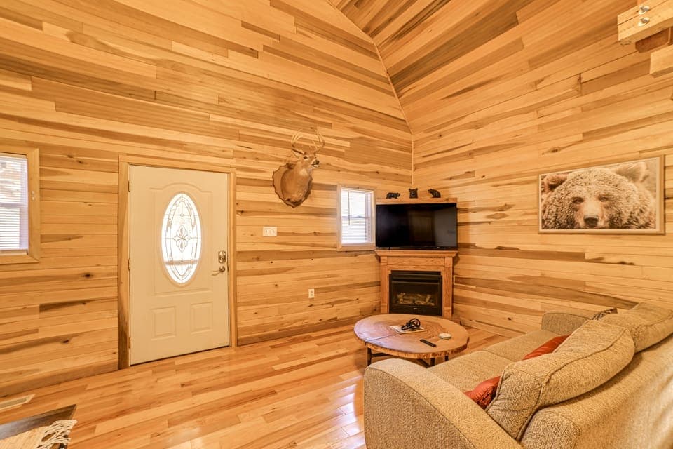 Steps to Kentucky Lake: Cozy Cabin w/ Deck! House in Tennessee
