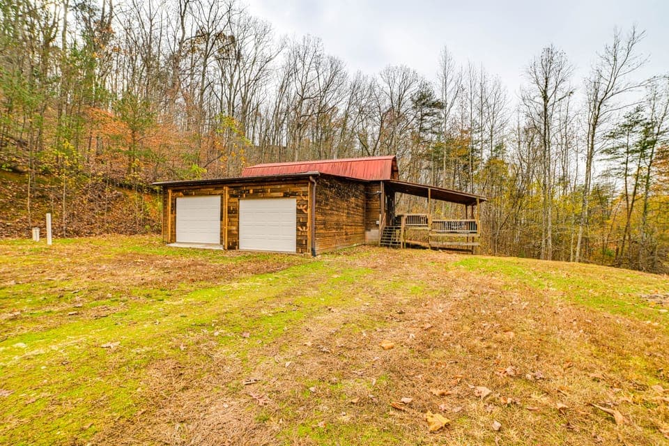 Steps to Kentucky Lake: Cozy Cabin w/ Deck! House in Tennessee