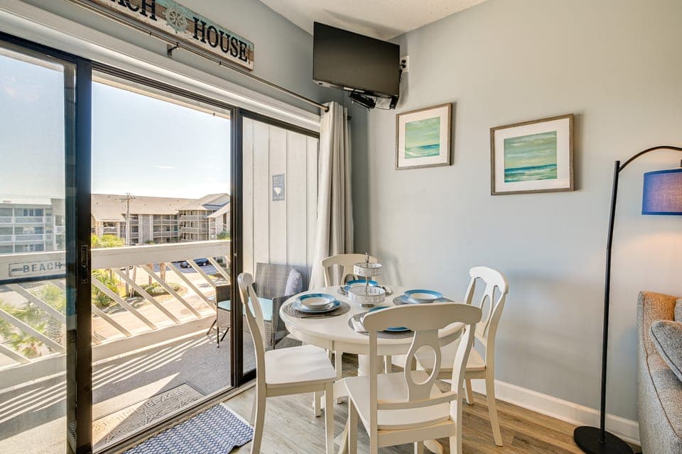 Walk to Beach: Top-Floor Condo in Murrells Inlet Apartment in Garden City