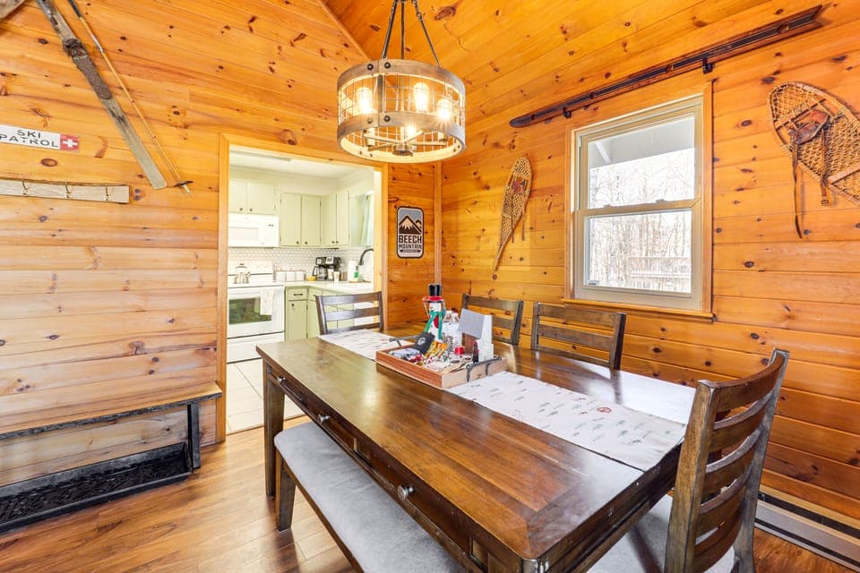 Blue Ridge Mtn Cabin: Hot Tub & Mountain Views House in Beech Mountain
