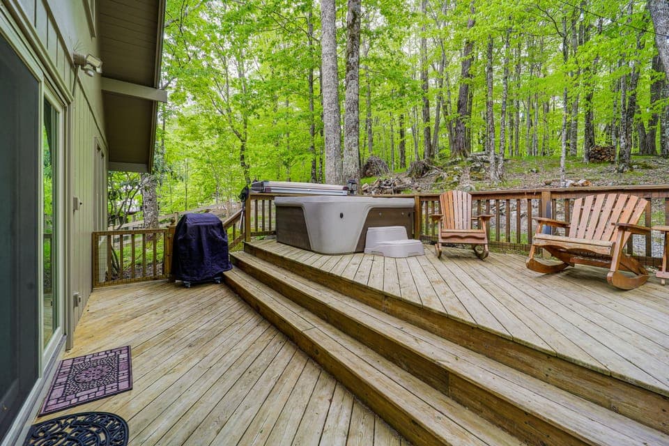 Blue Ridge Mtn Cabin: Hot Tub & Mountain Views House in Beech Mountain