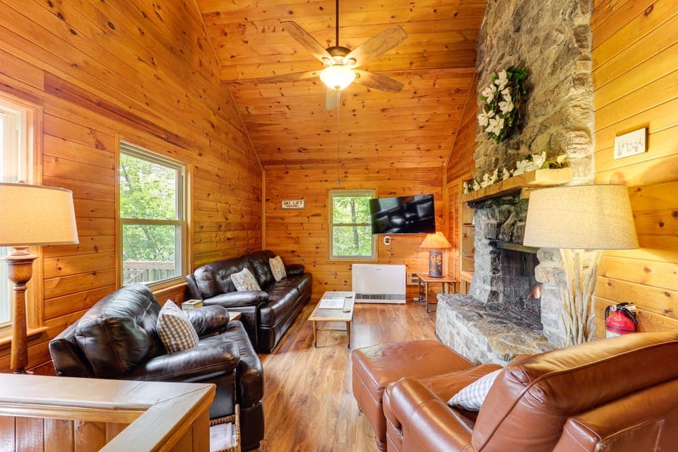 Blue Ridge Mtn Cabin: Hot Tub & Mountain Views House in Beech Mountain