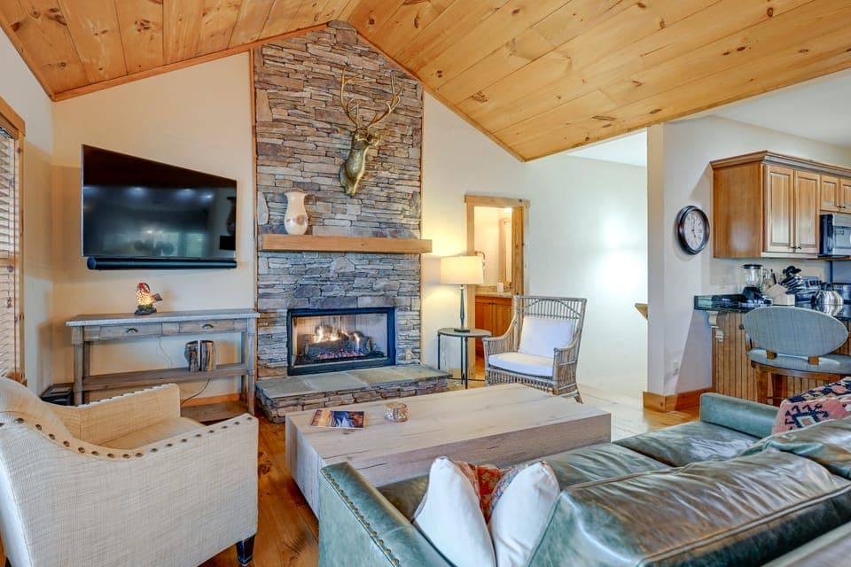 Sapphire Valley Resort Cabin w/ Fireplaces + Grill House in Tennessee