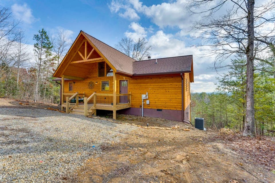 Fireplace, Mtn View! Cabin 12 Mi to Harrahs Casino House in Tennessee