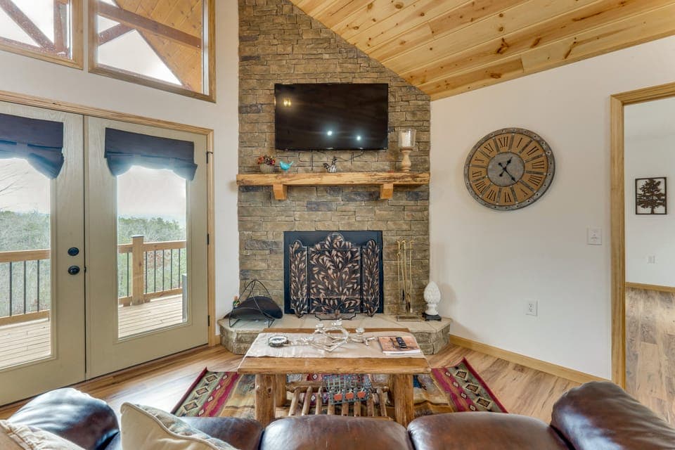 Fireplace, Mtn View! Cabin 12 Mi to Harrahs Casino House in Tennessee
