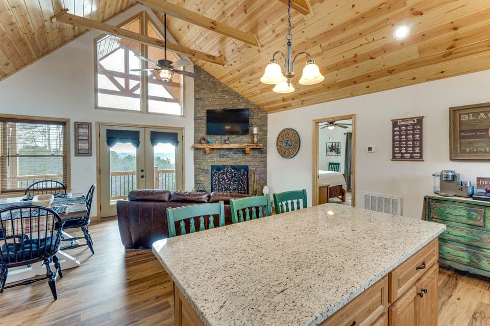 Fireplace, Mtn View! Cabin 12 Mi to Harrahs Casino House in Tennessee