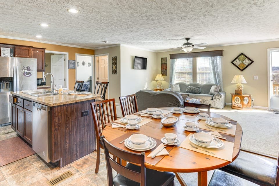 Near Hiking! Mtn-View Midway Home w/ Deck House in Cherokee Reservoir