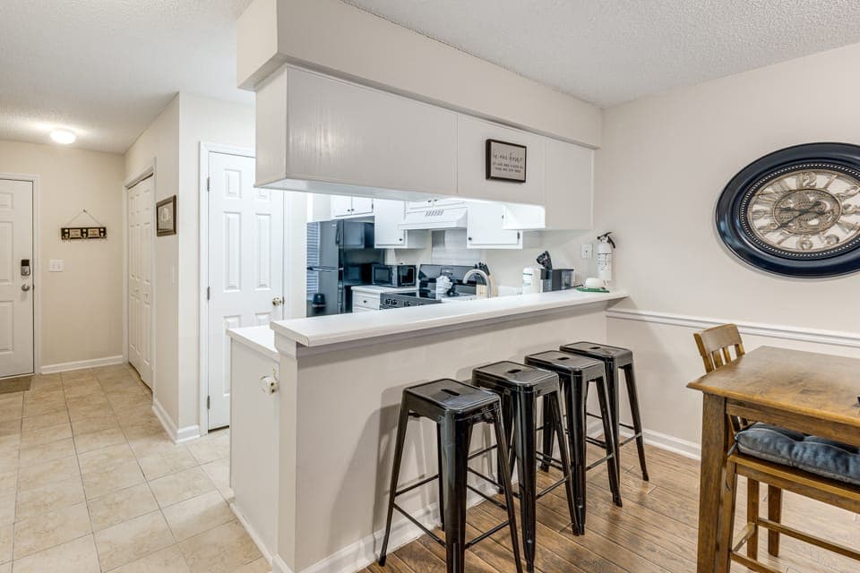 Fairway Views & Pool: Windsor Green Beach Retreat Apartment in Carolina Forest
