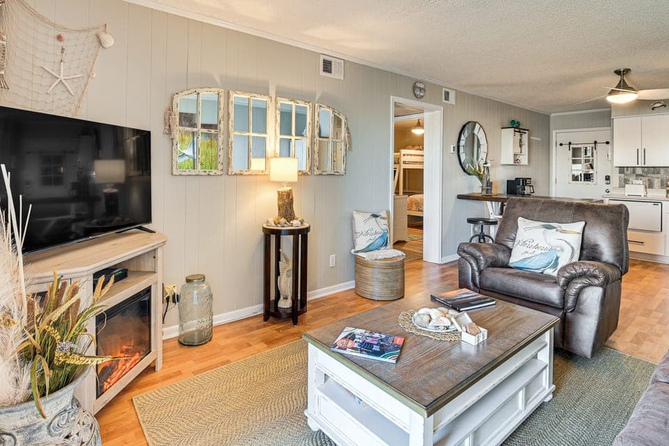 Waterfront Gem w/ Balcony in Garden City Apartment in Murrells Inlet