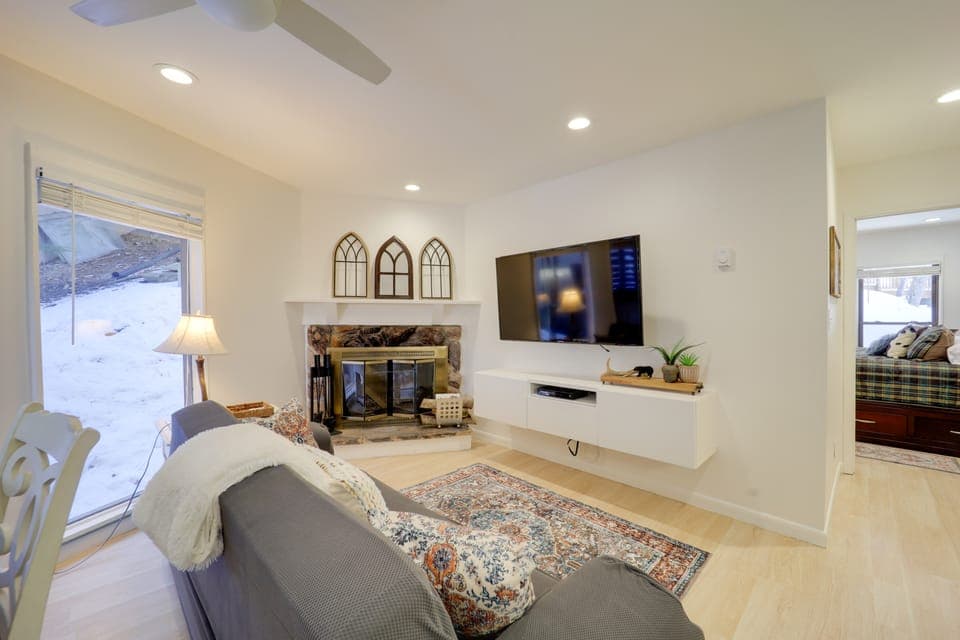 Ski, Hike & More! Couple's Getaway in Beech Mtn Apartment in Beech Mountain