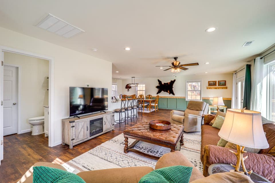 Fun w/ Family! Mtn-View Gem w/ Fire Pit in Lenoir House in Watauga