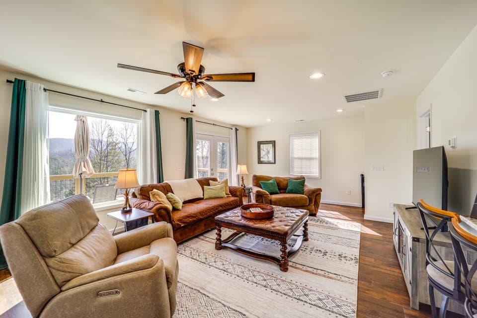 Fun w/ Family! Mtn-View Gem w/ Fire Pit in Lenoir House in Watauga