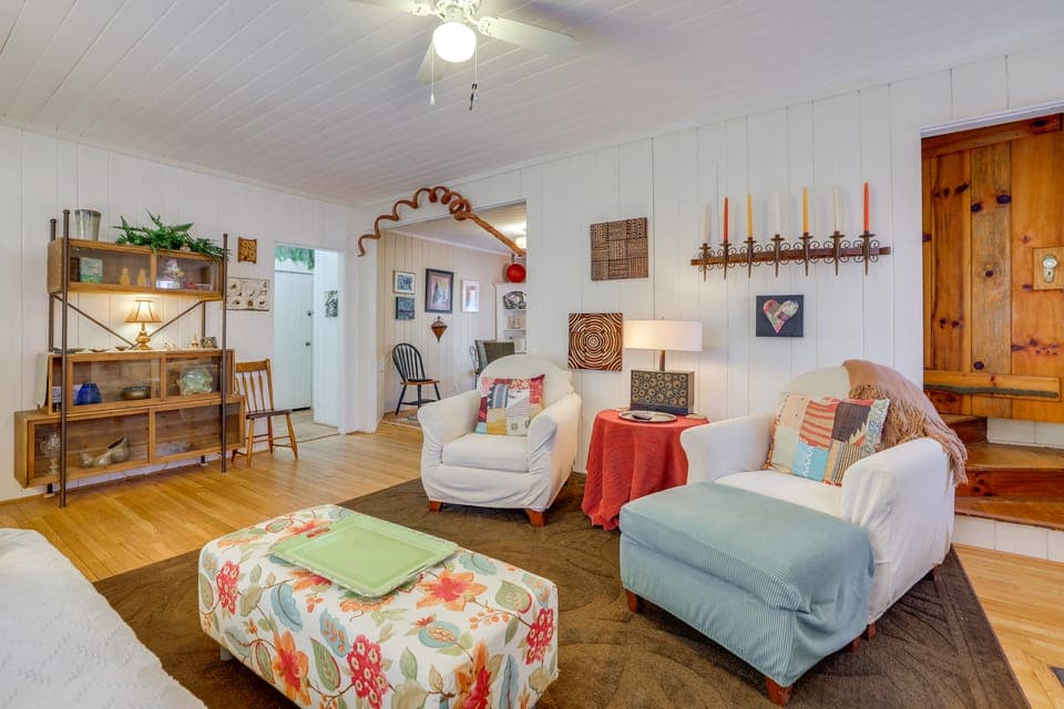 Unwind Fireside & Walk to Dtwn! Tyron Retreat Cottage in Tryon