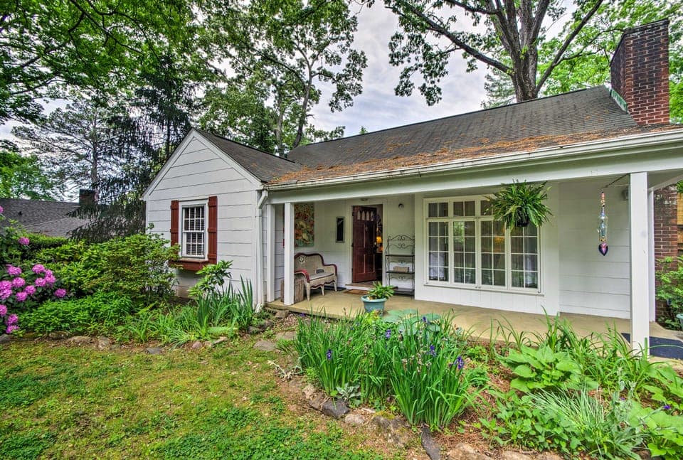 Unwind Fireside & Walk to Dtwn! Tyron Retreat Cottage in Tryon