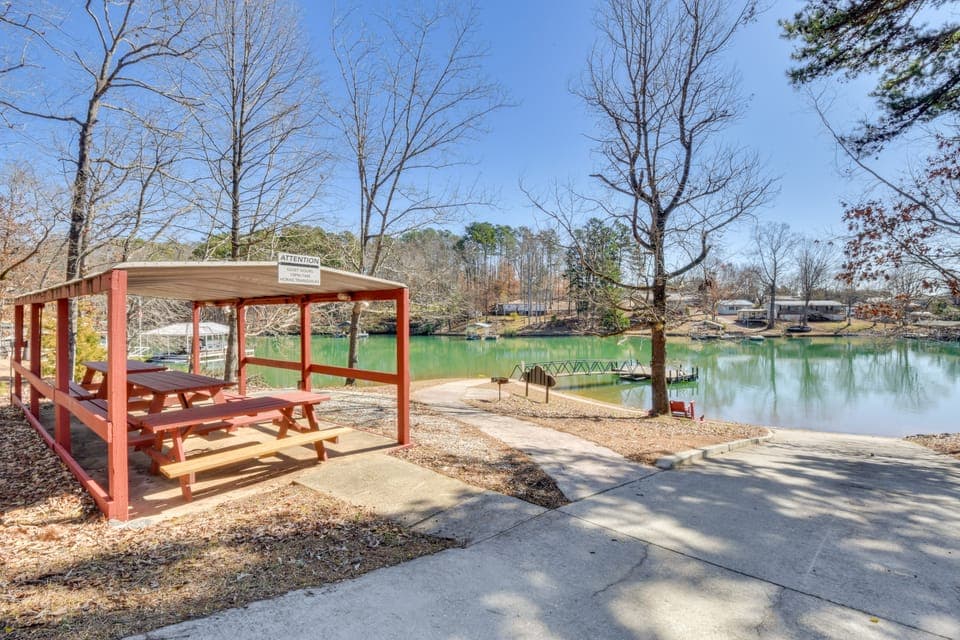 Deck, Grill & Dock Access: Lake Keowee Retreat! House in Lake Keowee