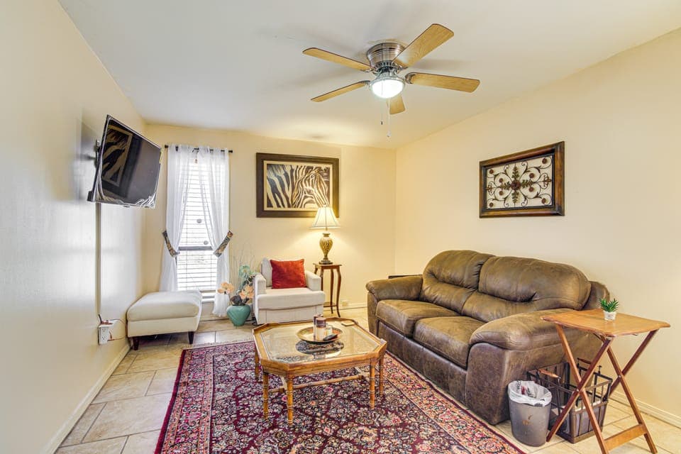 17 Mi to Dtwn Memphis: Townhome w/ Fenced Yard! Apartment in Memphis