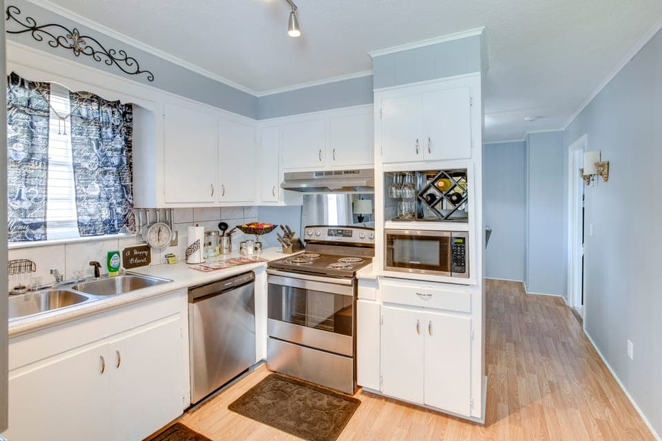 2 Mi to Downtown Columbia: Home w/ Theater Room! House in West Columbia