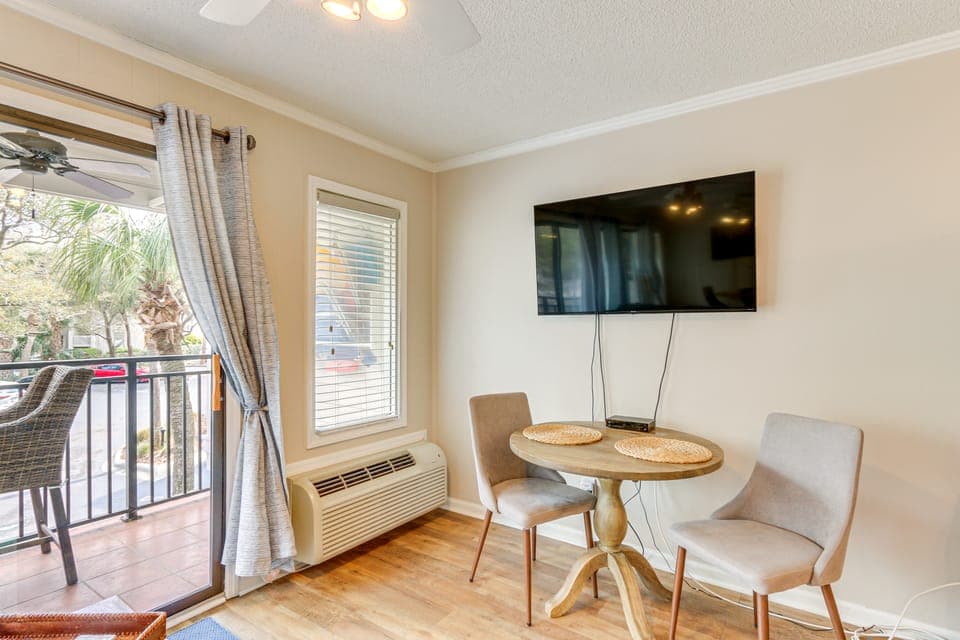 Walk to Coligny Beach Park: Condo w/ Pool Access! Apartment in South Forest Beach