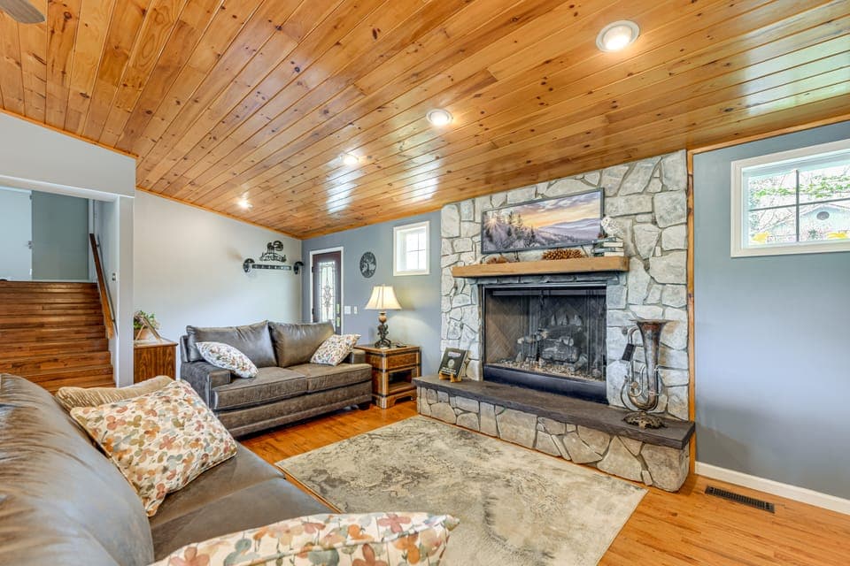 Lakefront Cabin Retreat w/ Dock in Robbinsville! House in Cheoah
