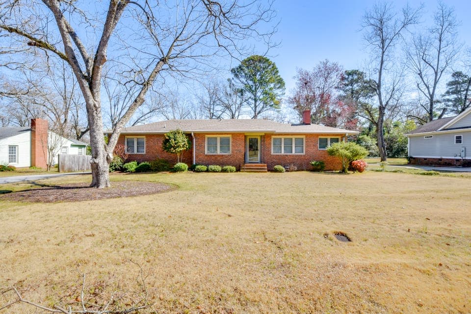 1 Mi to Dwtn Shops & Dining: Spacious Family Home House in Lake Hartwell