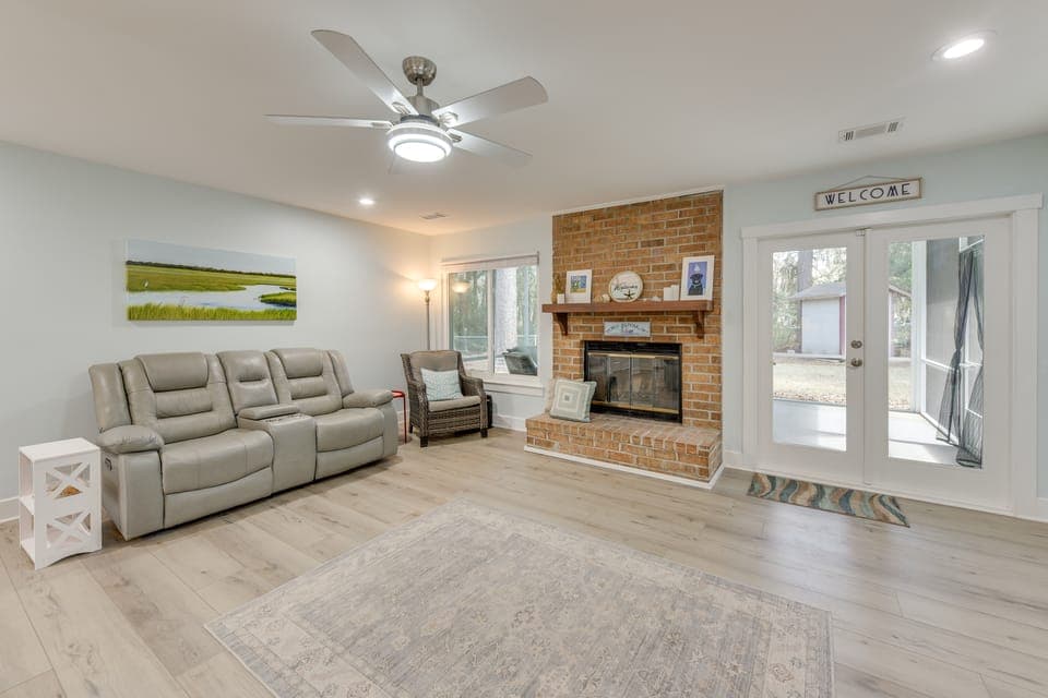5 Mi to Dtwn Beaufort: Home w/ Screened-In Patio House in Port Royal
