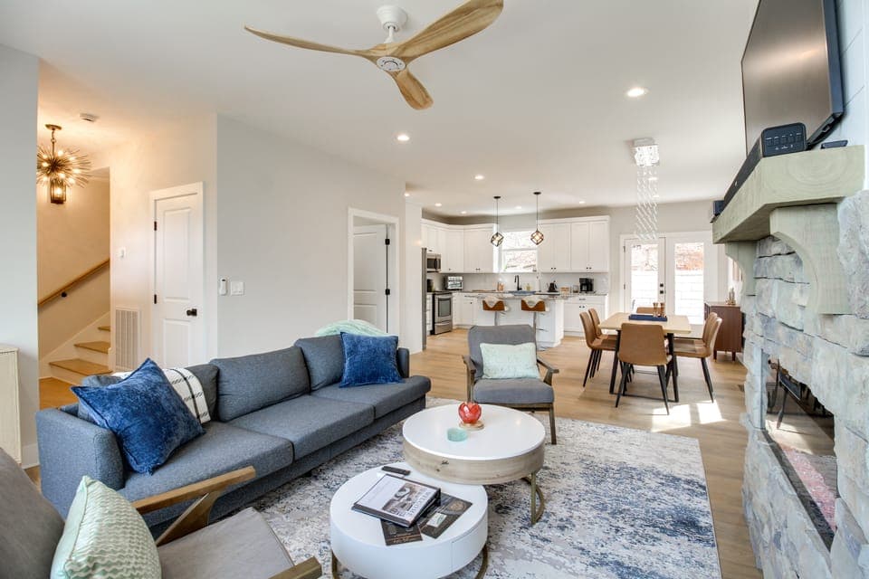6 Mi to Chattanooga: Home w/ Balcony & Dtwn Views! House in Rossville