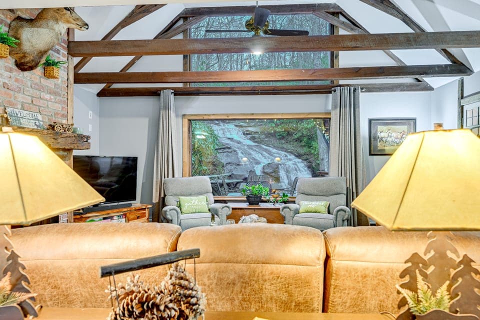 'Bearadise' Cabin at Hidden Gem Falls! House in Tennessee