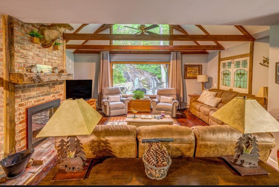 'Bearadise' Cabin at Hidden Gem Falls! House in Tennessee