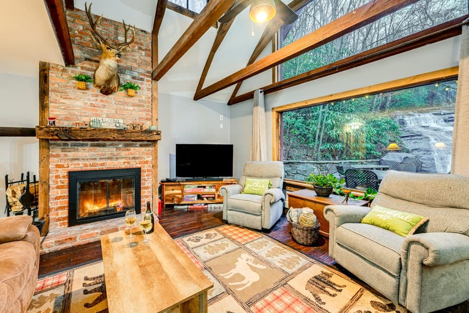 'Bearadise' Cabin at Hidden Gem Falls! House in Tennessee