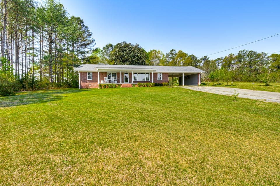 5 Mi to Lake Keowee: Stylish Salem Home w/ Yard! House in Salem