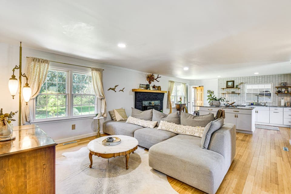 5 Mi to Lake Keowee: Stylish Salem Home w/ Yard! House in Salem