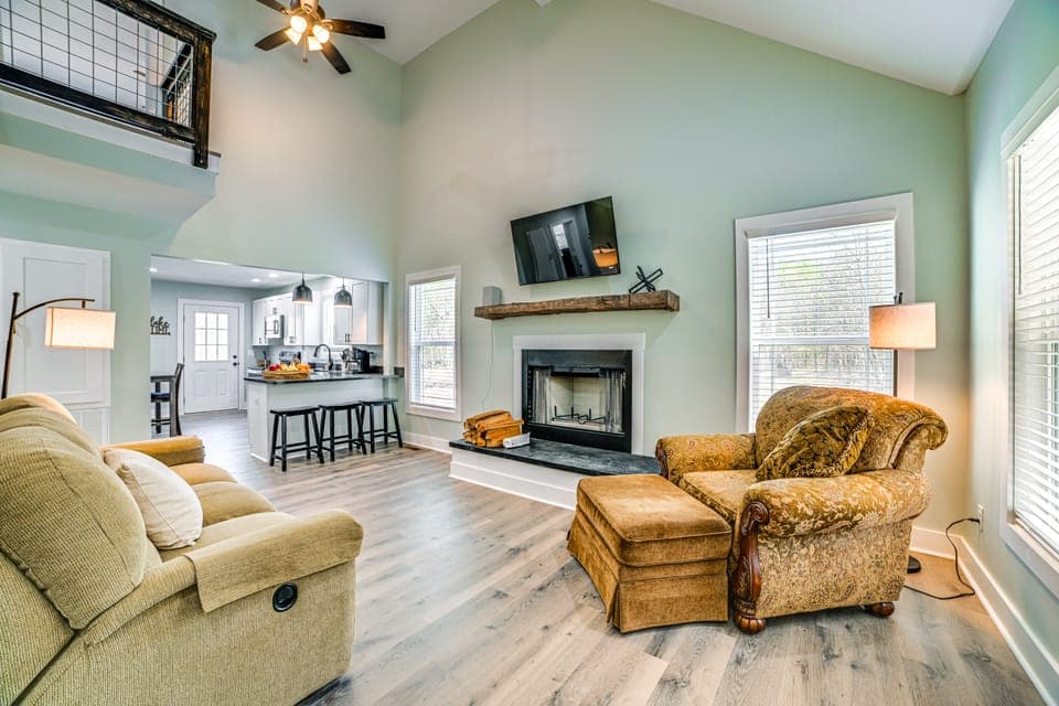 4 Mi to Lake Barkley: Pet-Friendly Home w/ Hot Tub Cottage in Lake Barkley