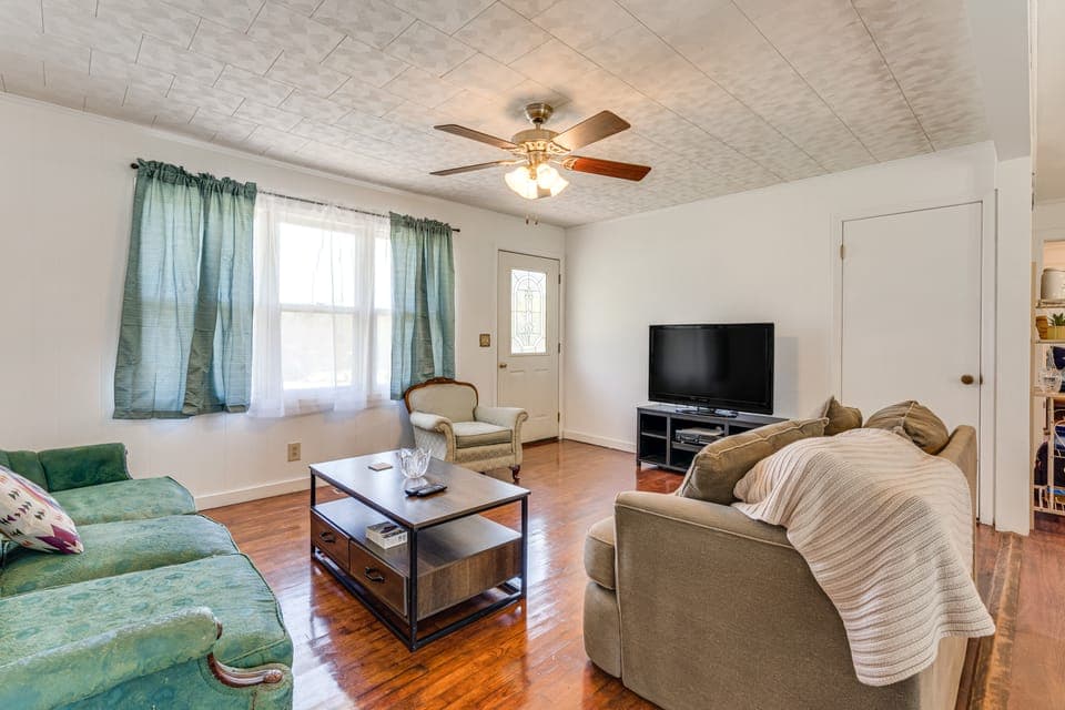 1/2 Mi to Dtwn Dining! Cozy Hayesville Hideaway House in Hayesville