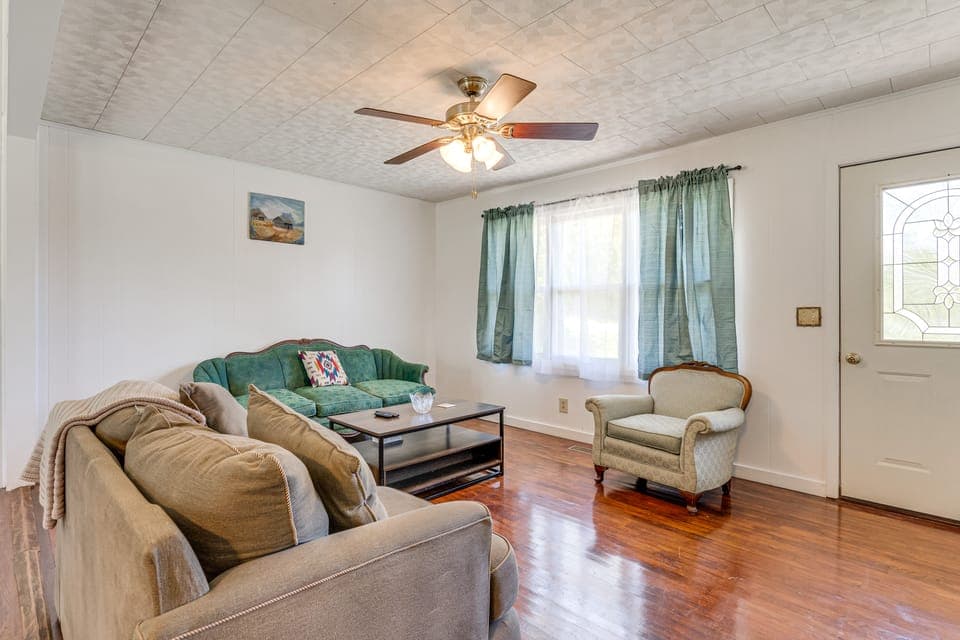 1/2 Mi to Dtwn Dining! Cozy Hayesville Hideaway House in Hayesville
