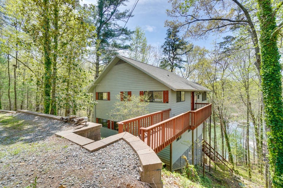 2 Living Areas + Fireplace! Family Murphy Retreat House in Tennessee
