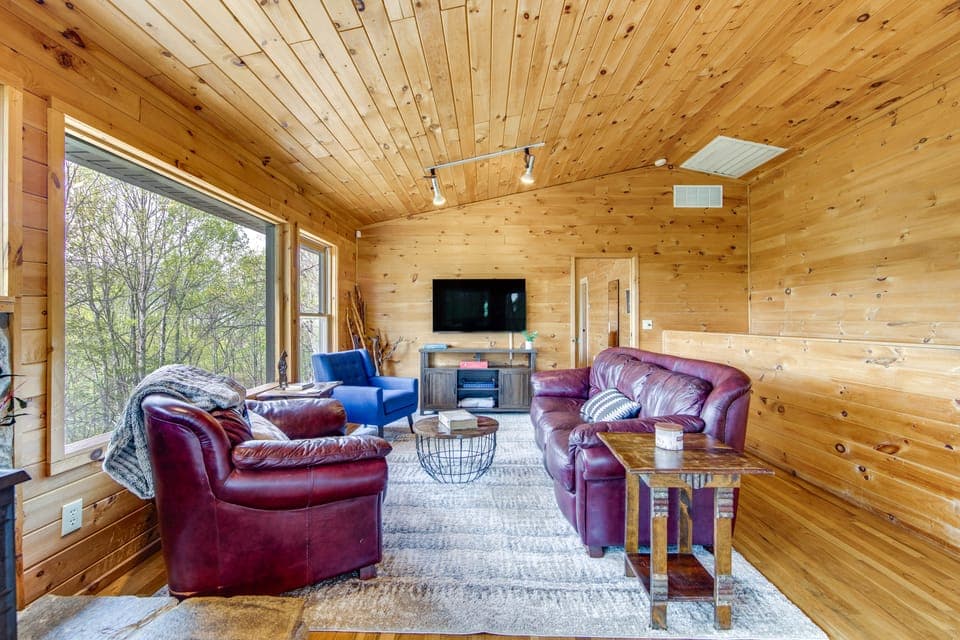 10 Mi to Waynesville: Cabin w/ Hot Tub & Mtn Views House in Tennessee