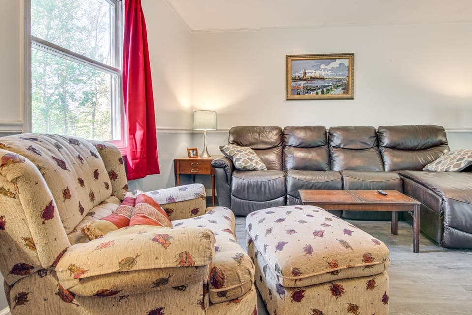 1 Mi to Pisgah Nat’l Forest: Wooded Haven w/ Deck House in Pisgah Forest