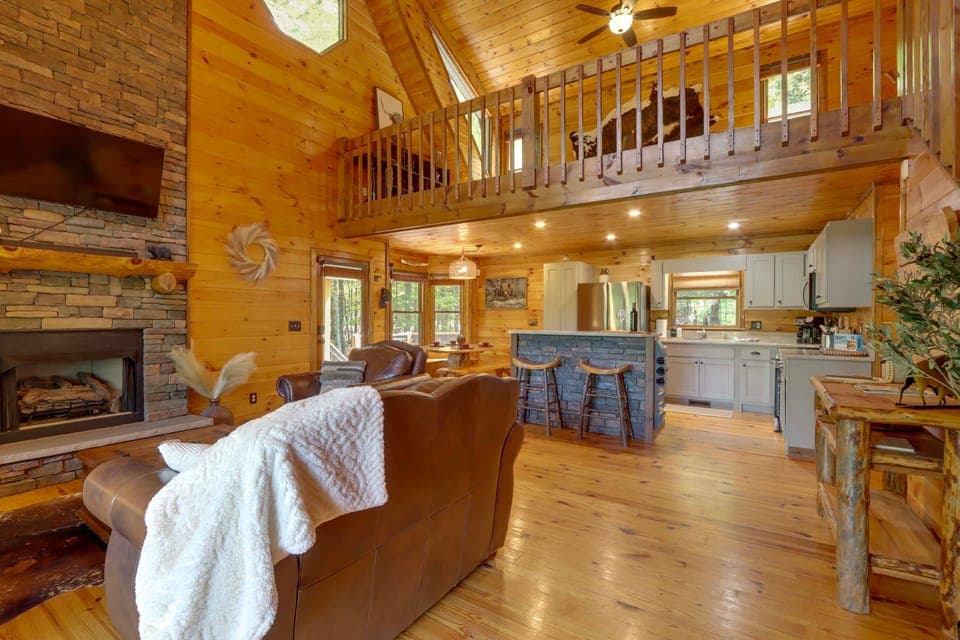 Family Friendly: Hot Tub Haven in Mineral Bluff! House in Tennessee