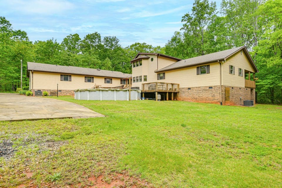 5 Mi to Lake Robinson: WFH-Friendly Home w/ Pool House in Greer