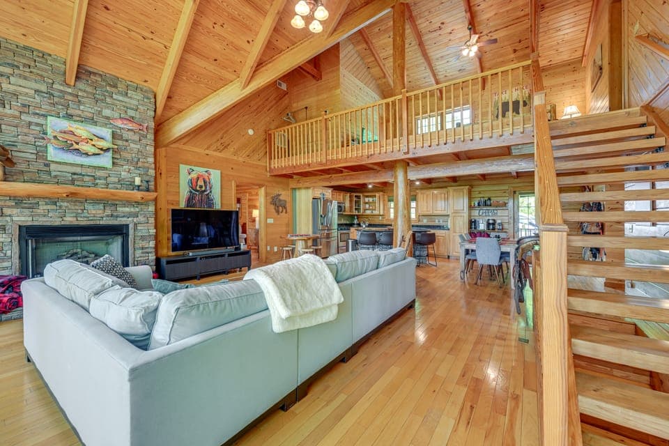 Game Room, Hot Tub & Decks: Scenic Franklin Cabin House in Tennessee