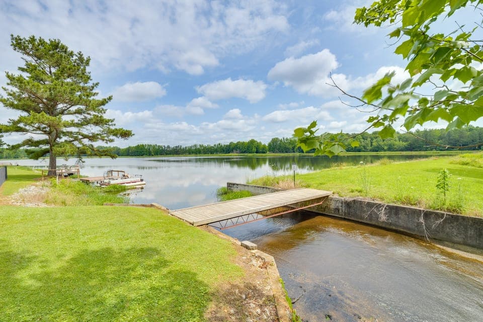 Group Getaway: Lakefront Retreat in Fayetteville! House in Tennessee