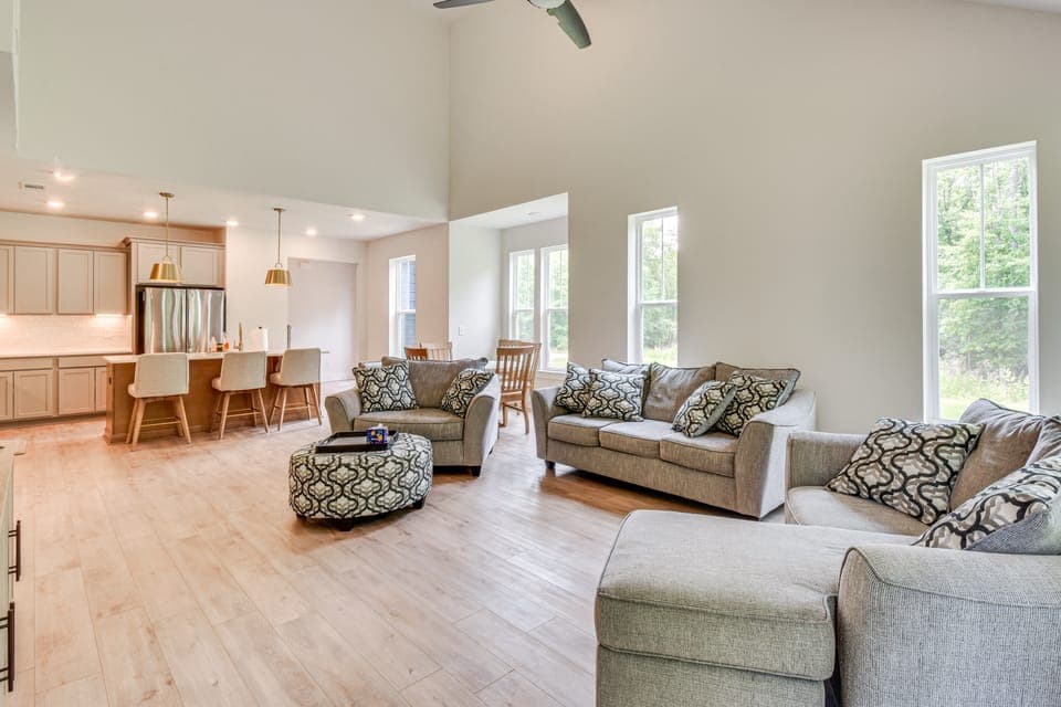 5 Mi to Memorial Stadium & Beach: Modern Townhome Apartment in Pickens County