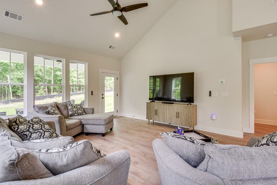 5 Mi to Memorial Stadium & Beach: Modern Townhome Apartment in Pickens County